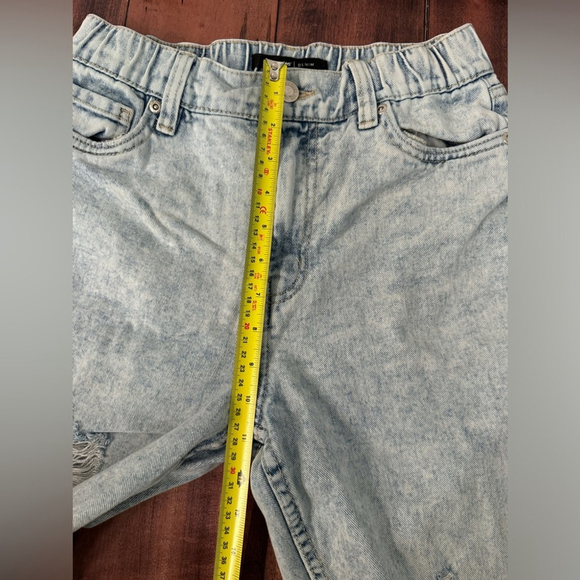Bluenotes 90’s High Rise Mom Jeans - Light Wash Distressed - Size 2 - Picture 10 of 11